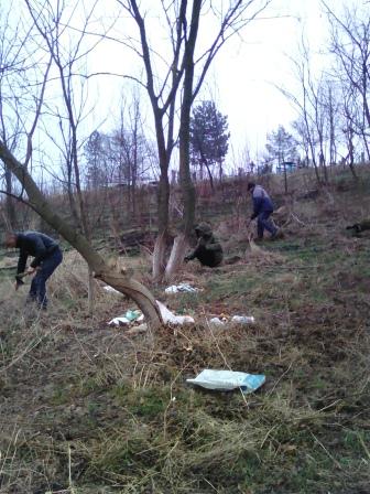 В селе Ванновском убрали мусор и сухие ветки